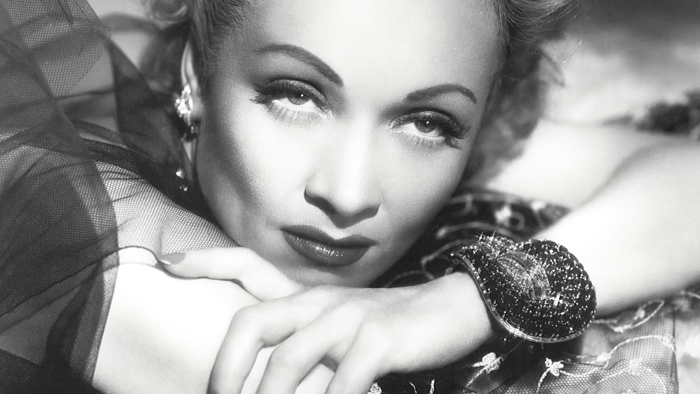 marlene dietrich s náramkem od Van Cleef